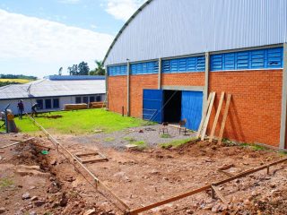Iniciada a obra de ampliação do ginásio da escola Laurentino Machado