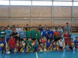 Jovens tio-huguenses participam de competição regional de futsal