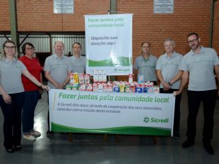 Associados da agência do Sicredi de Tio Hugo doam leite para escolas do município