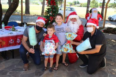 Aproximadamente 450 crianças receberam presentes de Natal