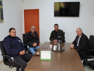 Prefeito e vice recebem a visita do secretário estadual de Desenvolvimento Urbano e Metropolitano Rafael Mallmann