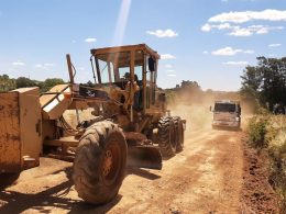 Em período de colheita e plantio a secretaria de Obras de Tio Hugo intensifica a manutenção de estradas e acesso à propriedades